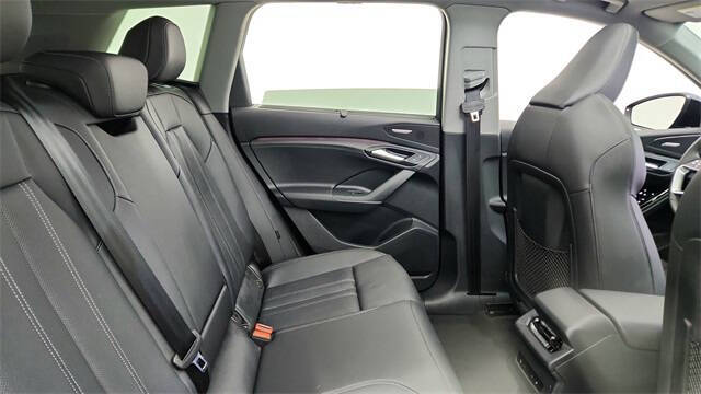 2025 Audi Q6 e-tron quattro Premium Plus