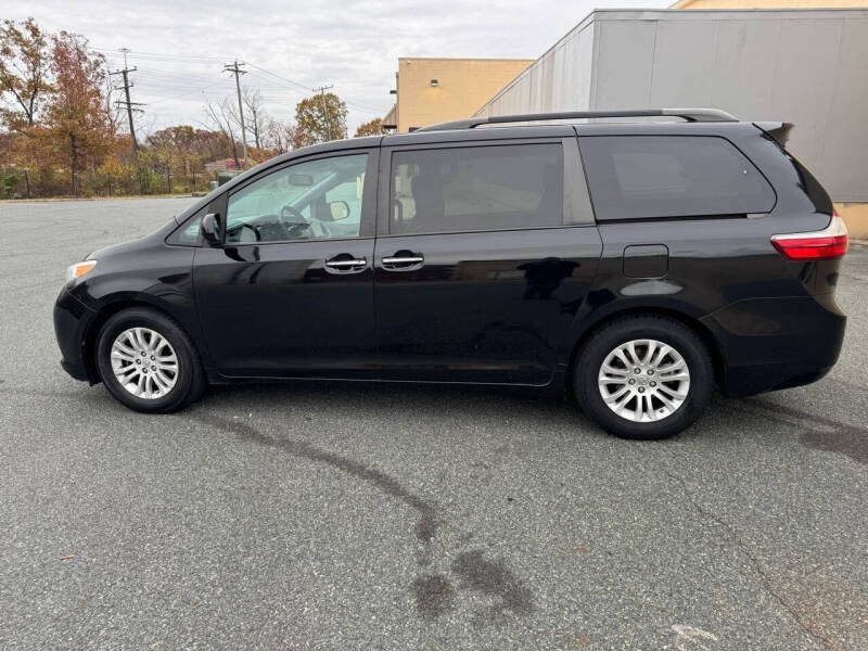 2016 Toyota Sienna XLE photo 6