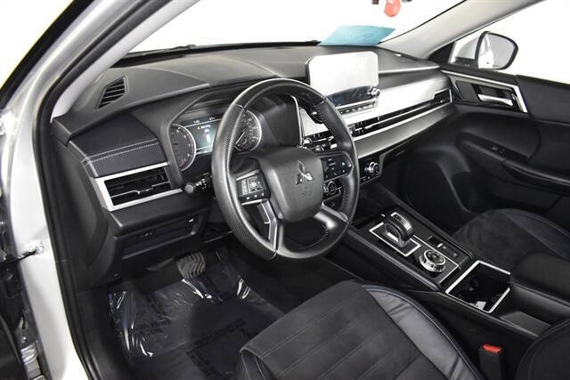 2023 Mitsubishi Outlander SE