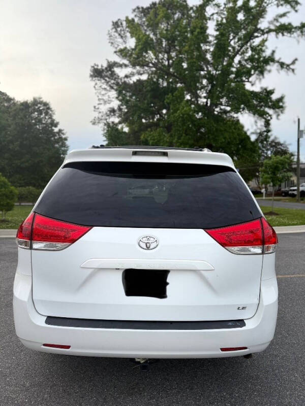 2013 Toyota Sienna LE 8-Passenger