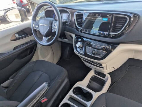 2022 Chrysler Voyager LX