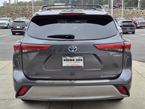 2023 Toyota Highlander Hybrid Platinum