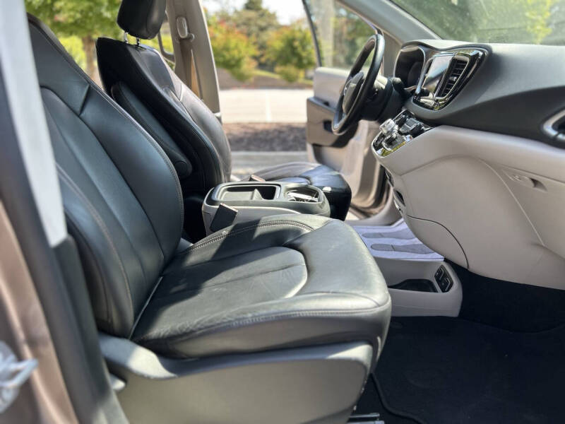 2017 Chrysler Pacifica Touring-L