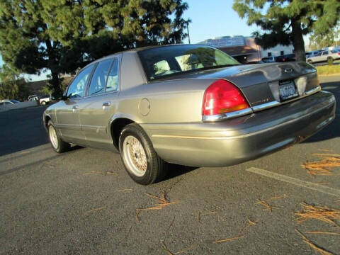 2000 Ford Crown Victoria LX