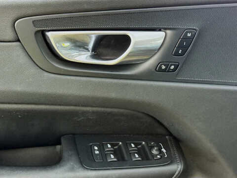 2023 Volvo XC60 B5 Plus Dark Theme