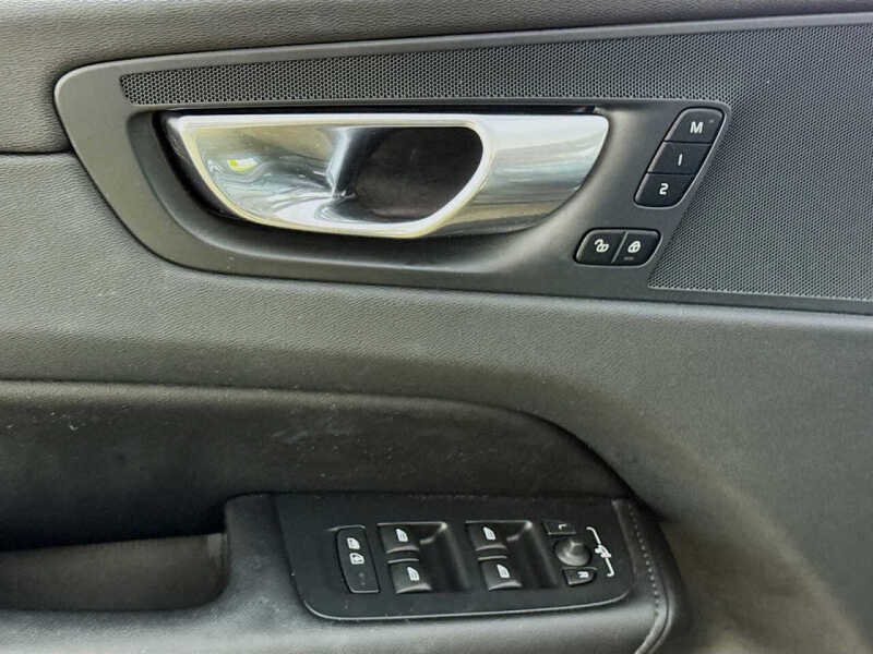 2023 Volvo XC60 B5 Plus Dark Theme