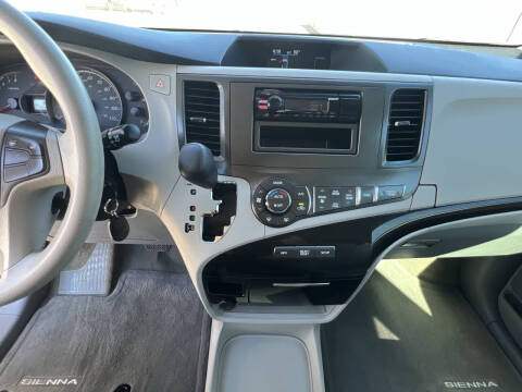 2013 Toyota Sienna LE 8-Passenger
