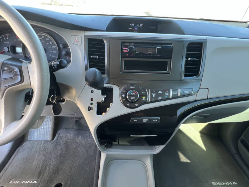 2013 Toyota Sienna LE 8-Passenger
