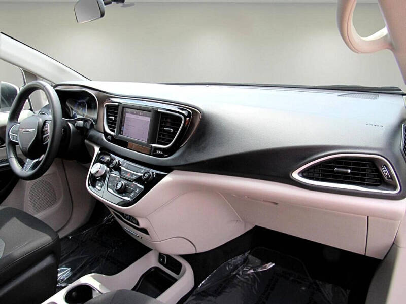 2022 Chrysler Voyager LX