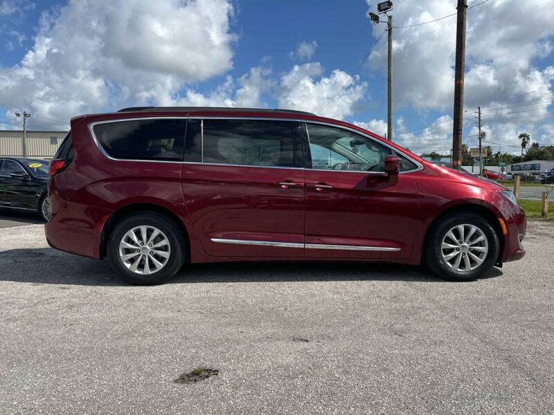 2017 Chrysler Pacifica Touring-L photo 8