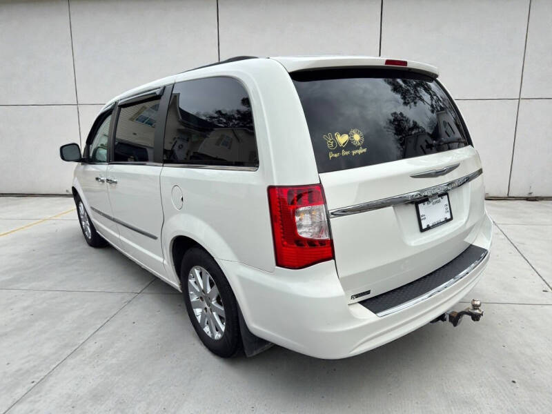 2013 Chrysler Town and Country Touring