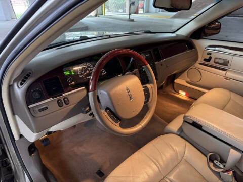 2005 Lincoln Town Car Signature Limited