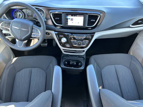 2022 Chrysler Voyager LX