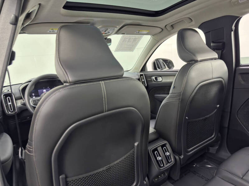 2023 Volvo XC40 B5 Ultimate Dark Theme