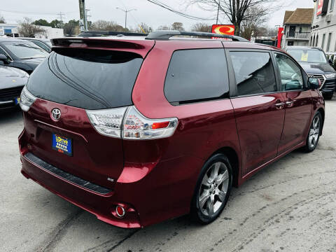 2015 Toyota Sienna SE 8-Passenger