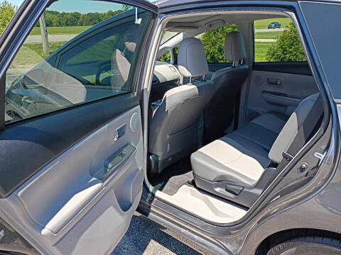2015 Toyota Prius v Five