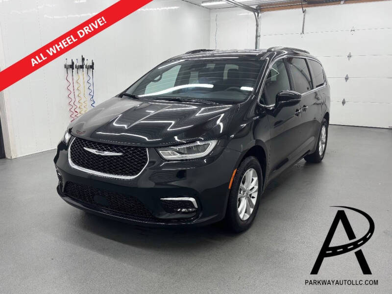 2022 Chrysler Pacifica Touring's photo