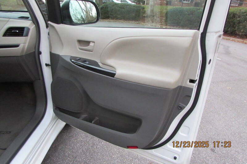 2012 Toyota Sienna LE 8-Passenger