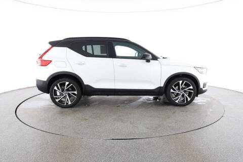 2022 Volvo XC40 T5 R-Design