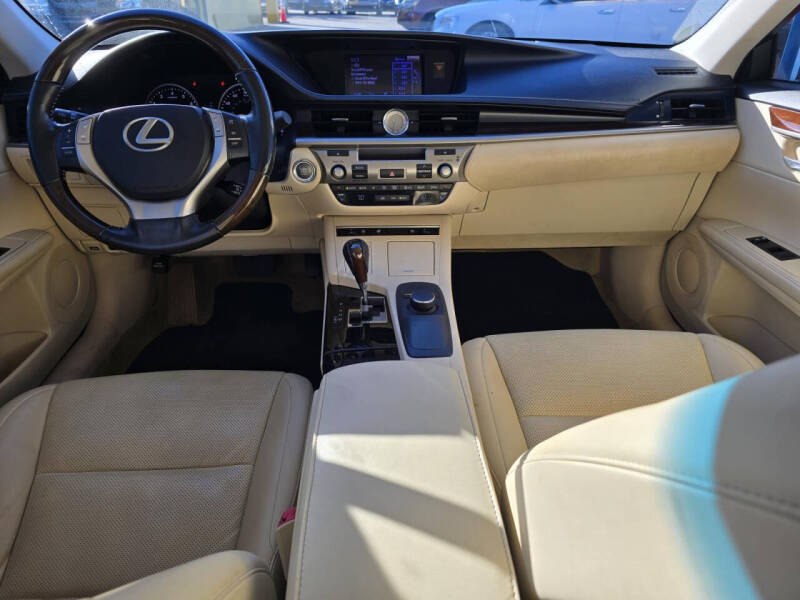 2014 Lexus ES 350 photo 14