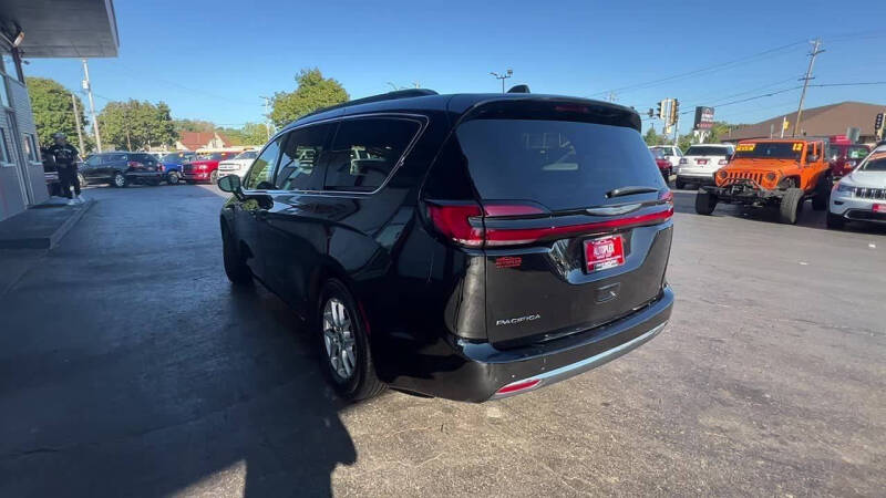 2022 Chrysler Pacifica Touring L photo 3