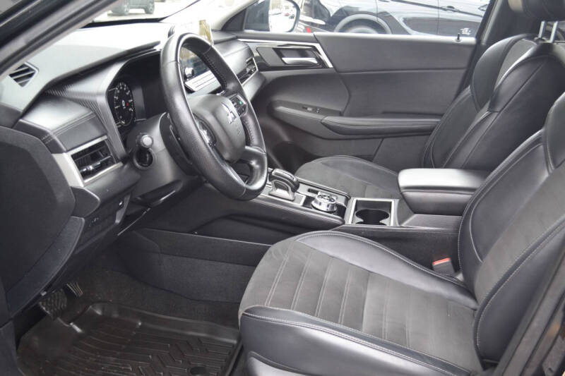 2024 Mitsubishi Outlander SE