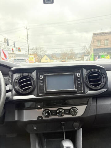 2017 Toyota Tacoma SR