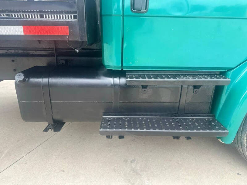 2001 Freightliner FL70