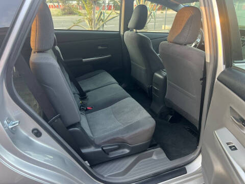 2013 Toyota Prius v Two