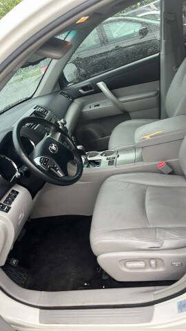 2011 Toyota Highlander SE