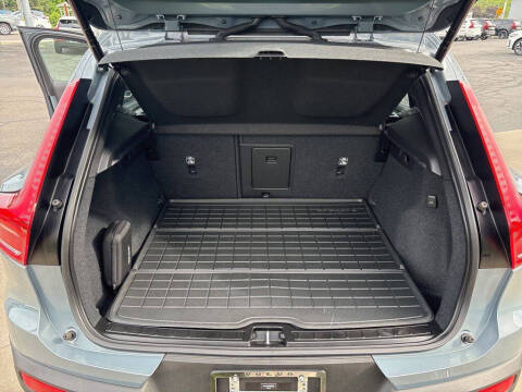 2023 Volvo XC40 B5 Ultimate Dark Theme