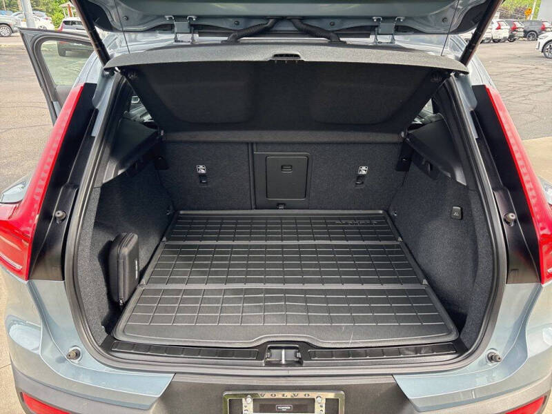 2023 Volvo XC40 B5 Ultimate Dark Theme
