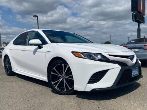 2020 Toyota Camry Hybrid for sale at MADERA CAR CONNECTION in Madera CA