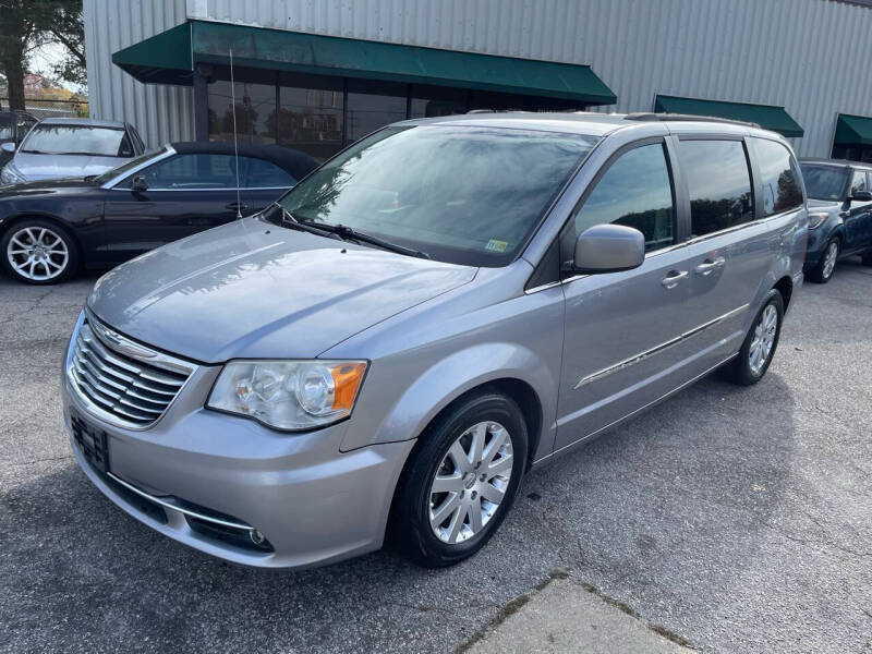 2013 Chrysler Town & Country Touring photo 3