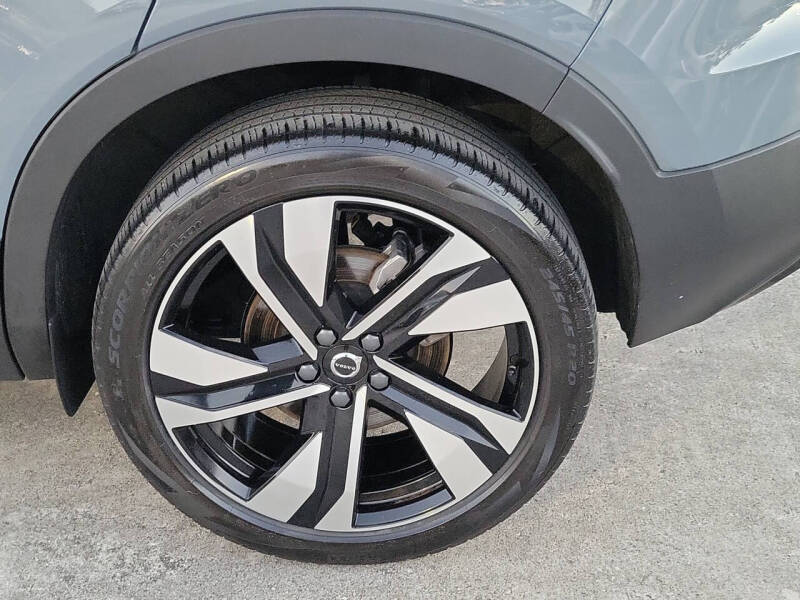 2023 Volvo XC40 B5 Plus Dark Theme