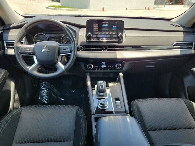 2024 Mitsubishi Outlander ES