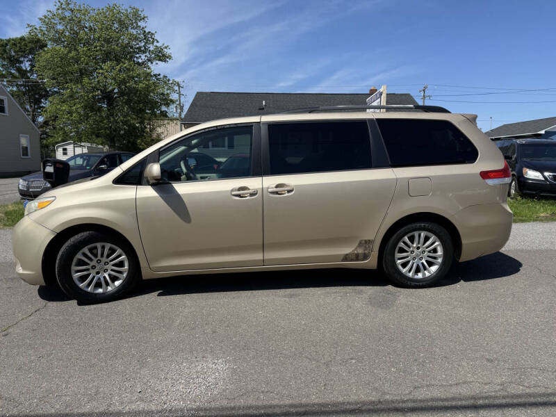 2011 Toyota Sienna XLE 7-Passenger Auto Access Seat