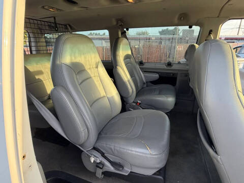 2004 Ford E-Series E-150 Chateau