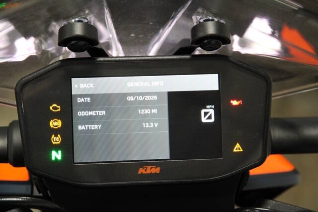 2023 KTM 890 Duke R