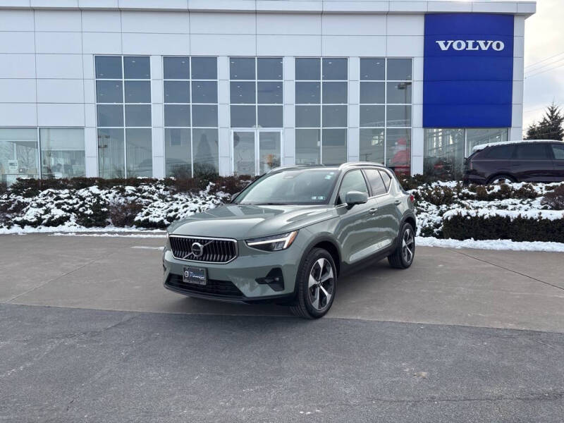 2025 Volvo XC40 B5 Plus Bright Theme