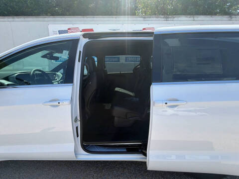 2027 Chrysler Pacifica Select