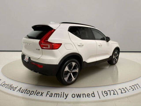 2025 Volvo XC40 B5 Plus Dark Theme