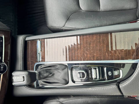 2016 Volvo XC90 T6 Momentum