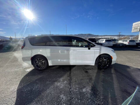 2026 Chrysler Pacifica Select