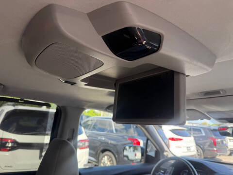 2021 Honda Pilot Touring w/Rear Captain's Chairs