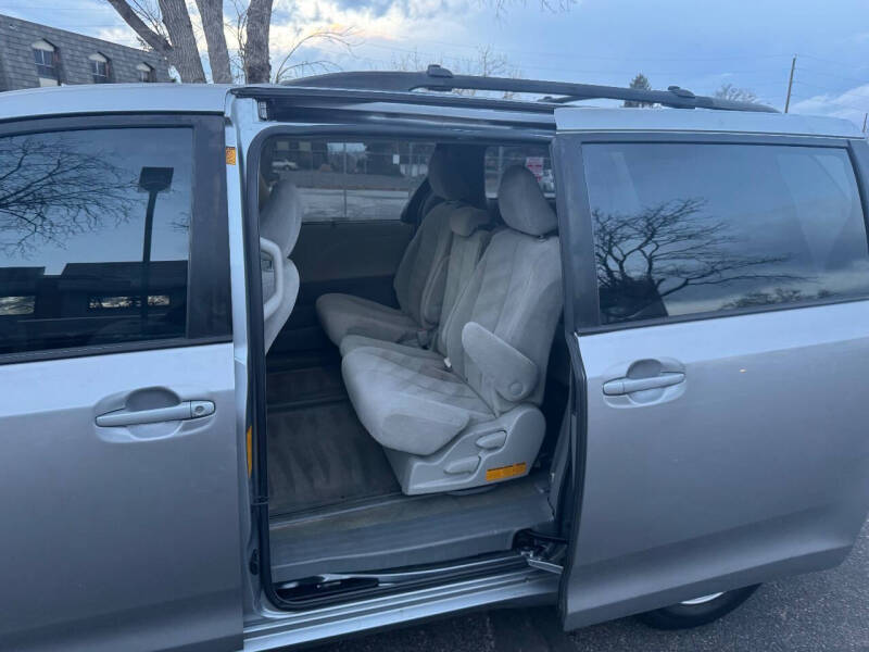 Image 4 of 2011 Toyota Sienna LE 7-Passenger Auto Access Seat
