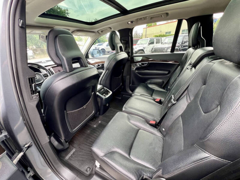 2016 Volvo XC90 T6 Momentum