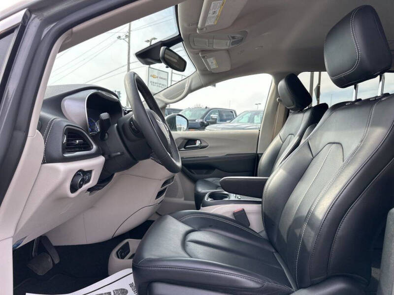 2023 Chrysler Pacifica Plug-In Hybrid Touring L