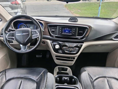 2017 Chrysler Pacifica Touring-L