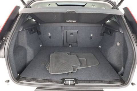 2024 Volvo XC40 B5 Plus Dark Theme